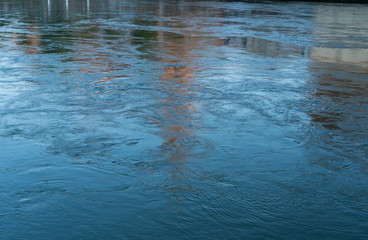 Spiegelungen des Regsnburger Doms in der Donau