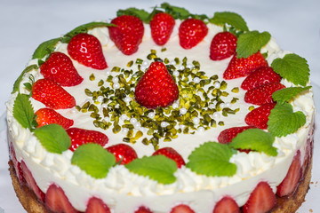 Nahaufnahme einer Erdbeersahnetorte garniert mit frischen Erdbeeren, Deutschland