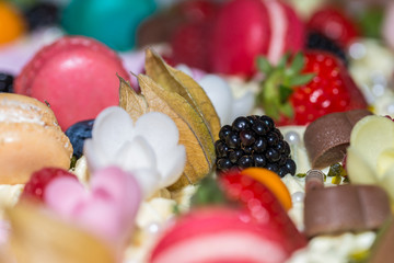 Nachtischbuffet mit verschiedene Muffins und Torten und Kuchen