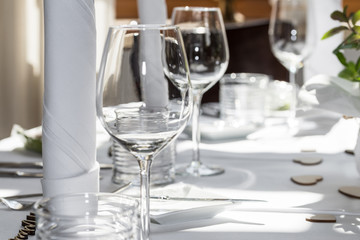 Tischdekoration einer Hochzeit mit Gläser Besteck und Dekoration, Deutschland