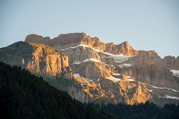Obraz premium Sun touching the Glarus mountains