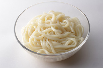 透明なガラスの器に入ったごぼう天入りのざるうどん