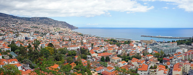 Fototapeta na wymiar Madeira - Funchal: Stadtspaziergang Aussicht von der Festung mit Panorama über die Stadt