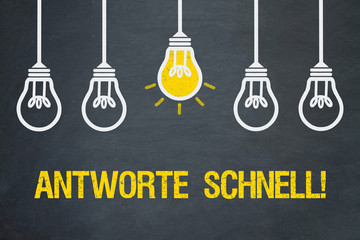 Antworte schnell! / Tafel mit Glühbirnen