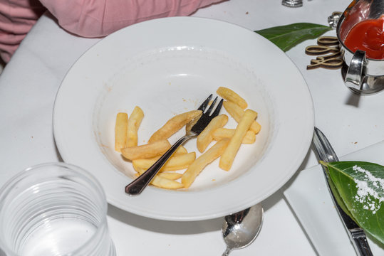 Halb leer gegessener Teller mit Pommes Frites eines Kindes, Deutschland