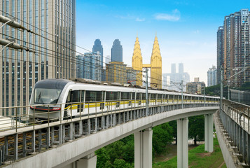 Obraz na płótnie Canvas the light rail train shuttles through the city.