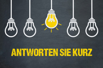 Antworten Sie kurz / Tafel mit Glühbirnen