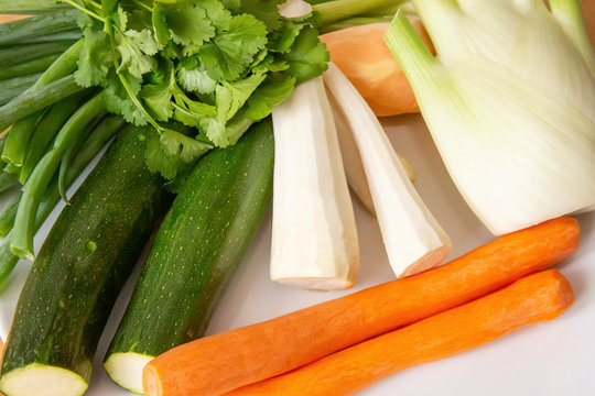 Ayurveda - Eintopf, Dal kochen  - frisches Gem&uuml;se: Mohrr&uuml;be, Karotte, Fenchel, Zucchini, Rettich, Petersilie, Koriander