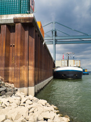 Schiff wird im Hafen beladen