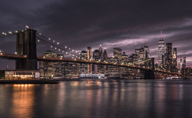 Fototapeta na wymiar Die Brooklyn Bridge, gehört wohl zu den bekanntesten Brücken der Welt.