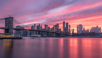 Fototapeta na wymiar Die Brooklyn Bridge, gehört wohl zu den bekanntesten Brücken der Welt.