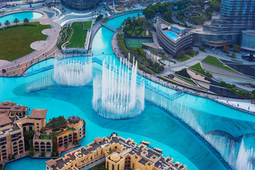 Fontaine du centre commercial de Dubaï et bâtiments modernes du centre-ville