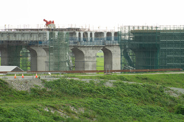 新幹線の建設現場と巨大な仮組の足場
