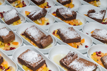 Nachtischbuffet mit warmen Zimtkuchen und frische Früchte, Deutschland