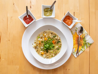 Ayurveda - Eintopf, Dal, Bowl vegetarisch kochen bzw. zubereiten - frisches Gemüse Kräuter Gewürze: Mohrrübe, Karotte, Fenchel, Zucchini, Rettich, Petersilie, Koriander - anrichten und genießen