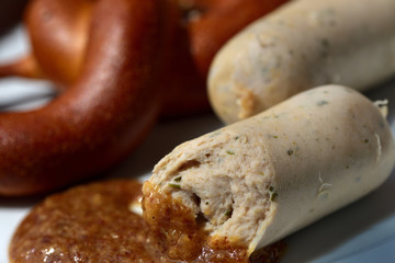 Bayerische traditionelle Weißwürste mit bayerischer Breze und Senf