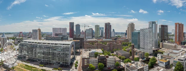 Fototapeten Panoramisches Stadtbild der Stadt Rotterdam an einem sonnigen Tag © dropStock