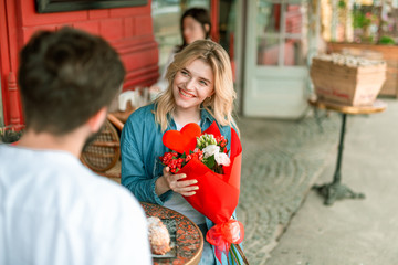 Obraz premium Positive woman feeling happy while receiving bouquet of flowers