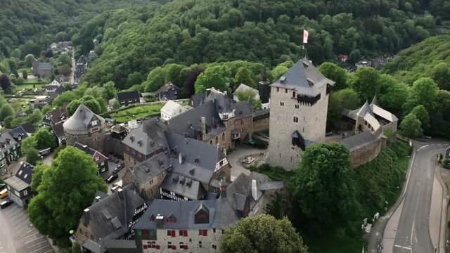 Luftaufnahme von Schloss Burg in Solingen, Deutschland