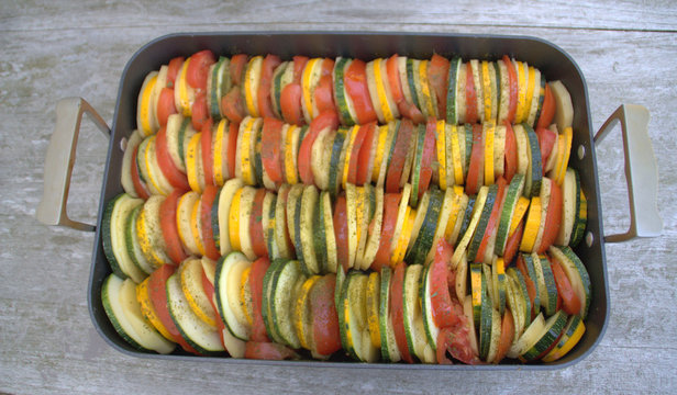 tian aux légumes d'été cru dans plat