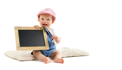 Baby lachend und sitzend mit leerer Werbetafel