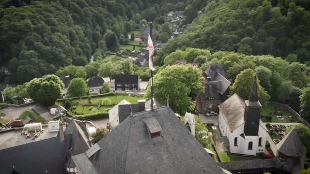 Luftaufnahme von Schloss Burg in Solingen, Deutschland