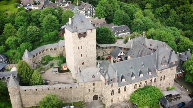 Luftaufnahme von Schloss Burg in Solingen, Deutschland
