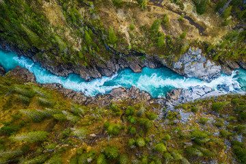 Vue verticale aérienne sur la surface d& 39 une rivière de montagne Glomaga, Marmorslottet , Mo i Rana