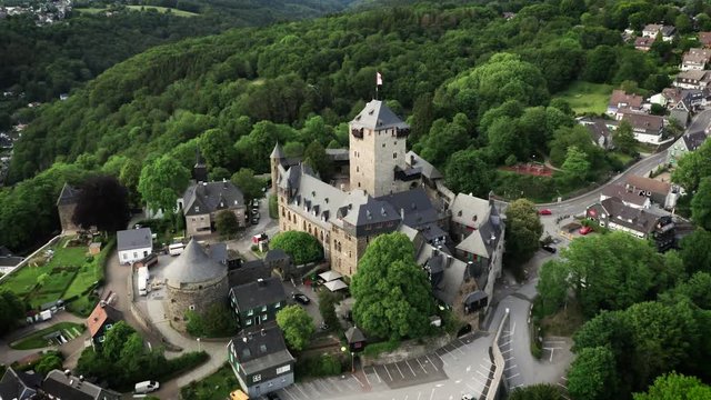 Luftaufnahme von Schloss Burg in Solingen, Deutschland
