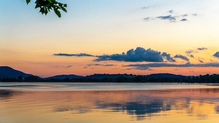 Fototapeta na wymiar Sonnenuntergang mit traumhafter Wolkenstimmung am Bodensee