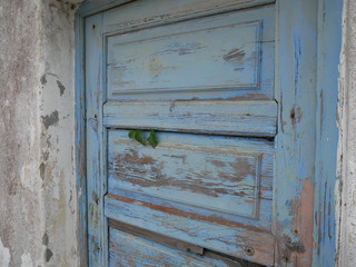Tür blau, Farbe blättert ab