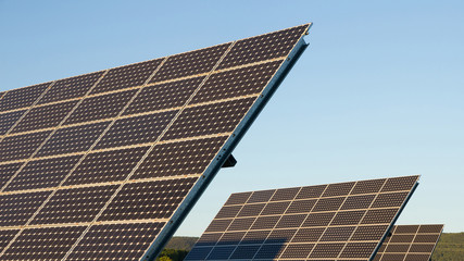 Fototapeta premium Placas o paneles solares con fondo de cielo azul