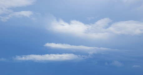 Obraz premium Faszinierende Wolkenlandschaft am Himmel