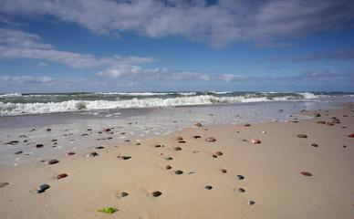 Morze sztorm - Dziwnówek Dziwnowo Plaża Kamienie