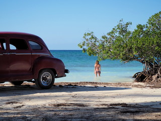 auto vintage in una spiaggia cubana