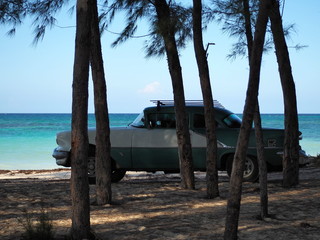 auto vintage in una spiaggia cubana