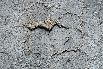 Faille dans le goudron de la route.