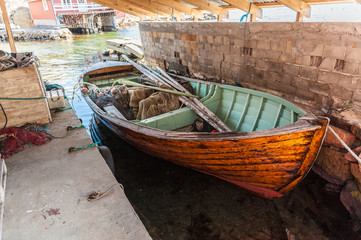 Obraz premium Old wooden fishing boat in a boat house.