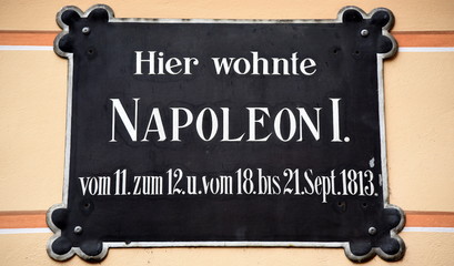 Infotafel an einer Fassade am Marktplatz. 