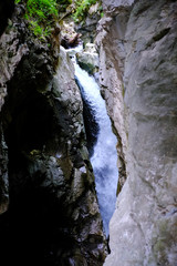 Wasserfall zwischen Felsw&auml;nden