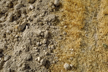 Jonction debord de champ avec paille et route terreuse.