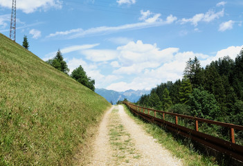 Spazierweg, Berge und Bäume