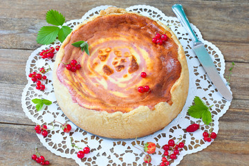 Ganzer Beeren-Käsekuchen