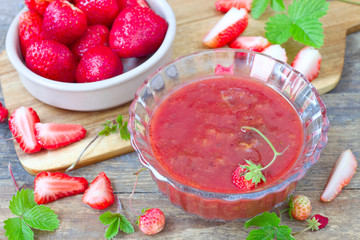 Erdbeer-Püree und frische Erdbeeren