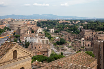 Obraz premium Panoramic view of city Rome with Roman forum and Colosseum from Vittoriano