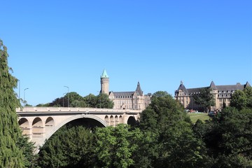 Fototapeta na wymiar Le Pont Adolphe ouvert en 1903 dans la ville de Luxembourg