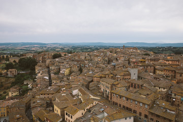 Obraz premium Panoramic view of Siena city with historic buildings and streets