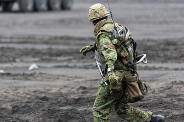 小銃を持った陸上自衛官 Wall Mural Wallpaper Murals Josiah S