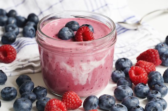 Jogurt mit Himbeeren und Blaubeeren