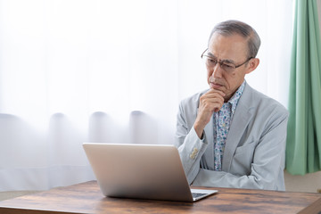 パソコンを使う高齢者